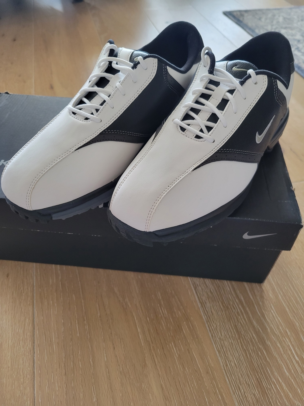 Nike Men’s White and Black Athletic Golf Shoes. New
